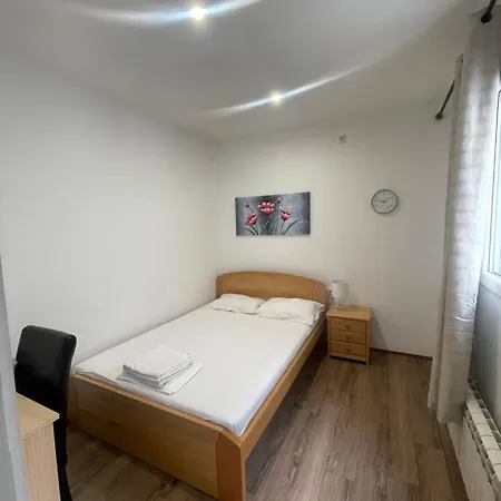 And L E F T River Beograd