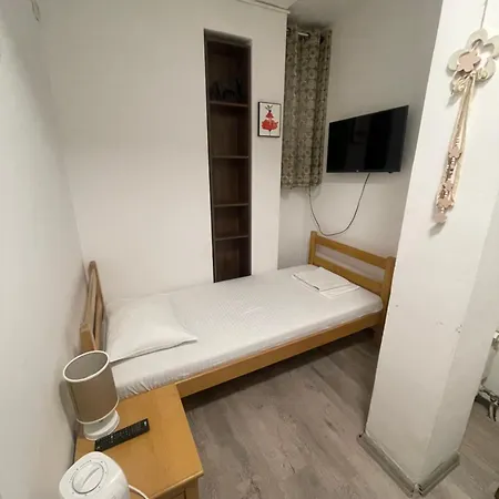 Gasthuis And L E F T River