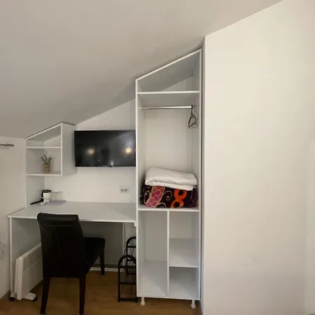 Pensión And L E F T River Belgrado