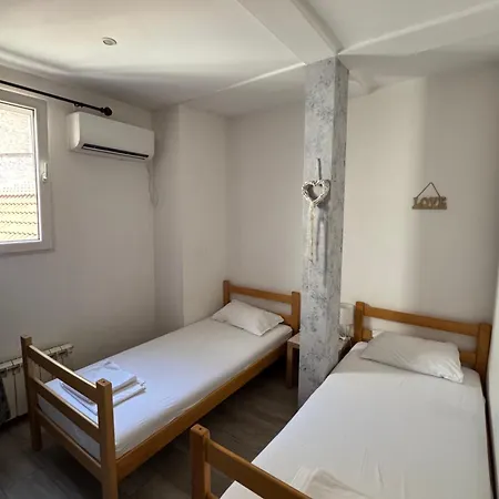 And L E F T River Pensión