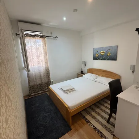 Pensión And L E F T River 3*