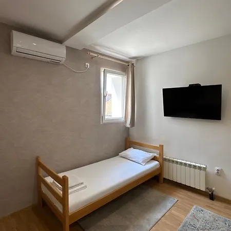 And L E F T River Gasthuis Belgrado