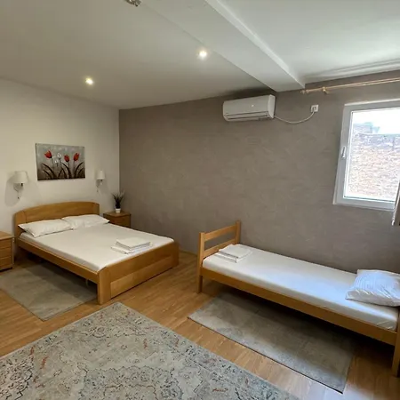 And L E F T River Pensión