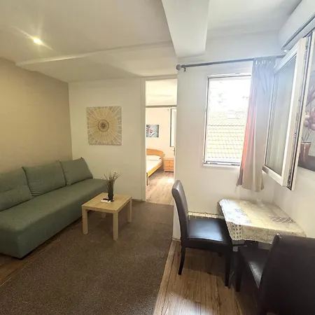 And L E F T River Pensión