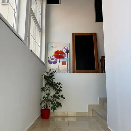 And L E F T River Pensión