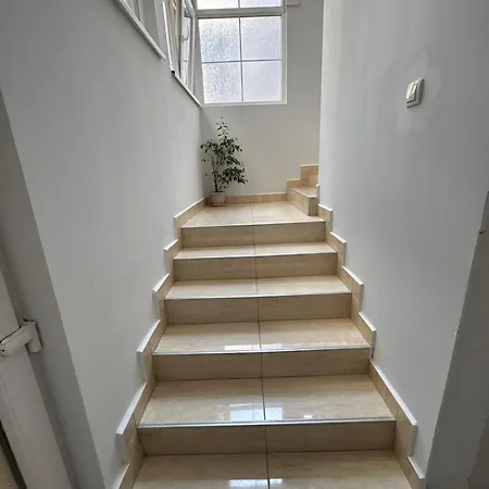 And L E F T River Pensión Belgrado