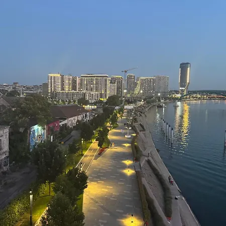 بيت ضيافة And L E F T River بلغراد