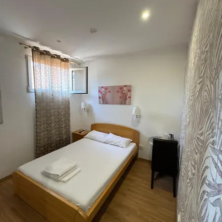 And L E F T River 3* Belgrado