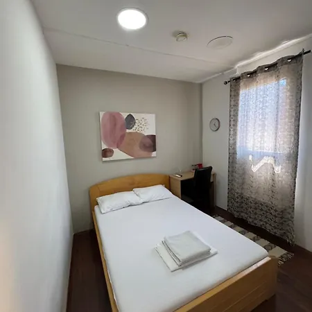 And L E F T River Pensión